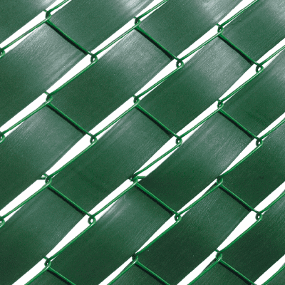 Lames en PVC vert glissées dans un grillage simple torsion