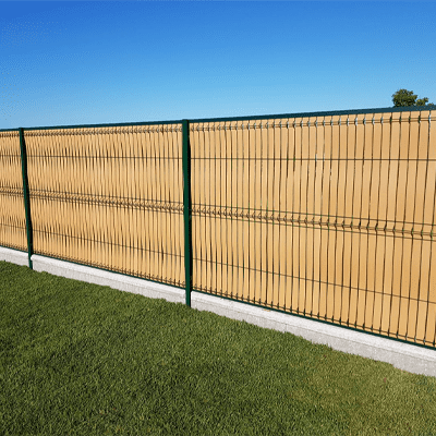 Clôture avec lames de clôture composite brun clair