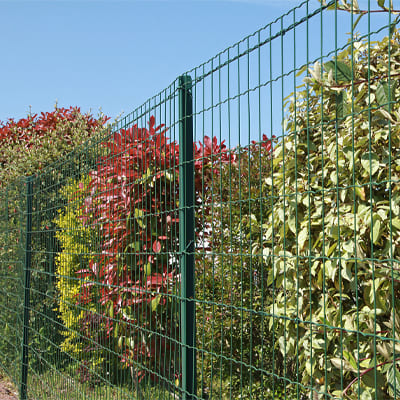 Grillage soudé rigide avec fil vert devant des arbustes