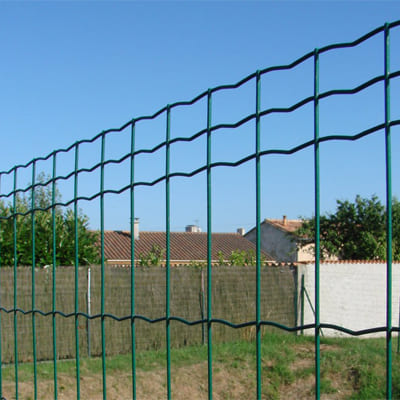 Grillage soudé rigide vert à mailles rectangulaires plastifiées