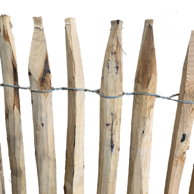 Ganivelle bois de châtaignier reliées par du fil torsadé en acier galvanisé