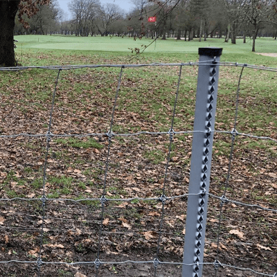 Grillage à mailles carrées maintenu par un poteau grillage souple gris à crémaillère