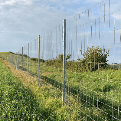 Grillage rigide soudé lourd formant une clôture au bord d'une autoroute