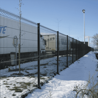 Clôture à mailles rectangulaires dans la neige