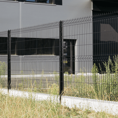 Panneau clôture rigide gris avec plis de renforts et dalles de soubassement