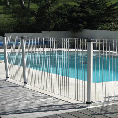 Panneaux blancs à barreaux clôturant une piscine
