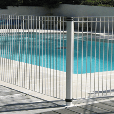 Poteau et clôture à barreaux pour sécuriser une piscine