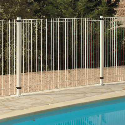 Clôture pour piscine avec panneaux et poteaux blancs