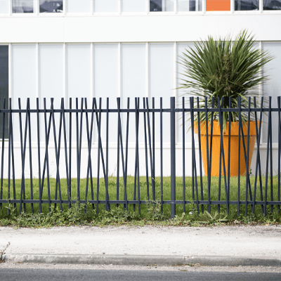 Barreaudage clôture nature à barreaux verticaux implantés de façon aléatoire