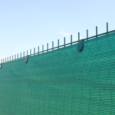 Toile brise-vue occultante en polyéthylène vert sur des panneaux rigides