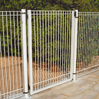 Portillon blanc et panneaux à barreaux pour clôturer une piscine