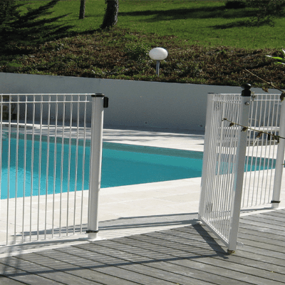 Portillon et clôture blanche pour sécurisation d'une piscine