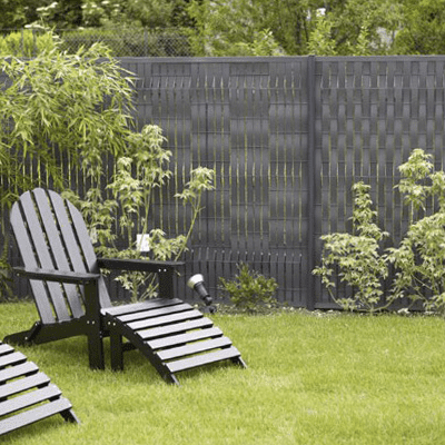 Panneau et lames PVC souples clôturant un jardin