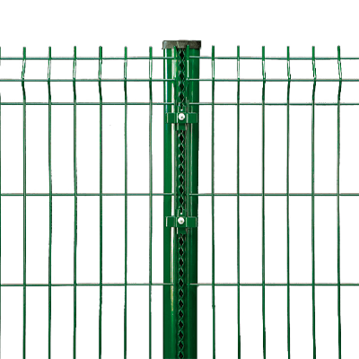 Poteaux à crémaillères attachés aux panneaux rigides par des fixations panneaux rigides