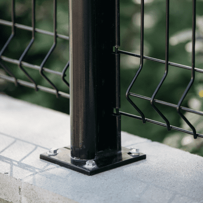 Platine pour poteau à encoche sur un muret en béton