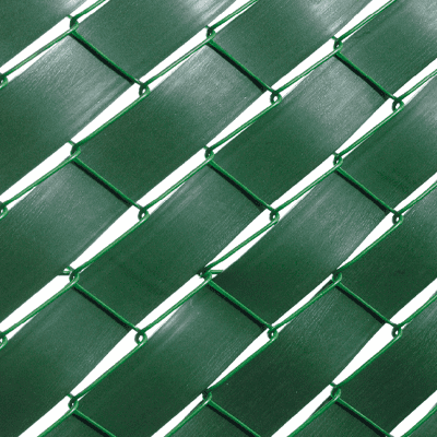 Brise vue rouleau PVC vert glissé dans un grillage simple torsion