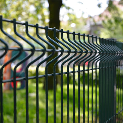 Panneau betafence nylofor 3D gris à mailles rectangulaires soudées fixé à un poteau à clips