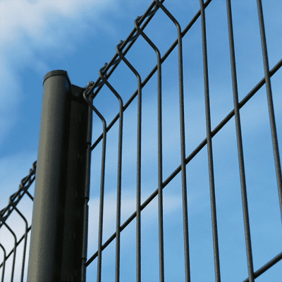Panneau rigide clôture gris anthracite devant un ciel bleu