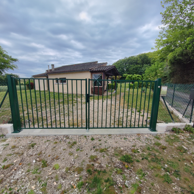 Portail deux vantaux battant Illiclôt vert