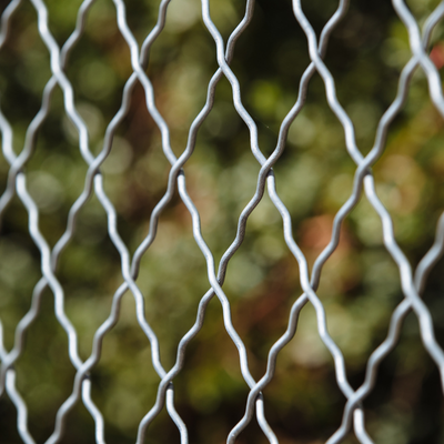 zoom sur fils ondulés grillage à bordure parisienne ou défensive